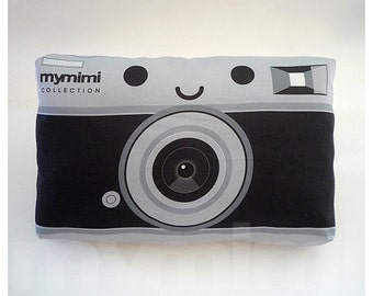 Cojín decorativo con forma de cámara retro: negro y plateado - 9x6"