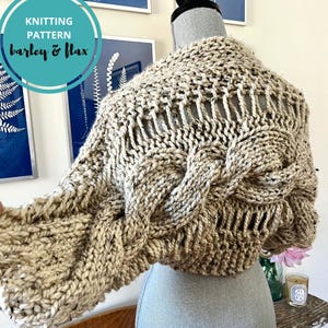 Könnte beinhalten: Beige gestrickter Bolero-Pullover mit Zopfmuster und offenen Webdetails. Der Pullover wird auf einer Schaufensterpuppe präsentiert. Der Text "Knitting Pattern" und "barley & flax" befindet sich in einem türkisfarbenen Kreis oben links.