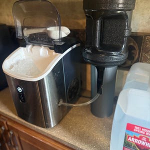 Compañero de botella de máquina de hielo Jug Buddy “buttchug”. Botella y máquina no incluidas.