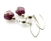 Echte Rubin baumeln Ohrringe, roten Edelsteinblumen, Himbeerrot, Juli Birthstone Schmuck, Geburtstagsgeschenk für sie, Sterling Silber Ohrhaken