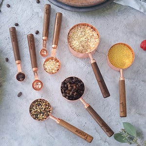 Set di tazze di misurazione in legno personalizzate, cucchiai dosatori incisi personalizzati, cucchiaio dosatore per bilancia da forno, set di cucchiai dosatori, manico in legno