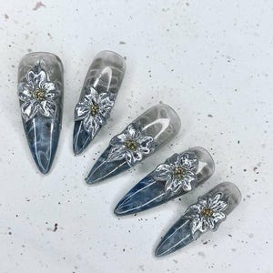 Ongles à presser fleurs argentées chromées : vacances d&#39;été à la plage