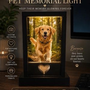 Peut inclure: Une lampe commémorative rectangulaire noire pour animal de compagnie avec une photo personnalisée d'un golden retriever en forêt. Le cadre inclut un compartiment en forme de cœur pour les souvenirs et un éclairage LED. Texte : Personalized Pet Memorial Light.