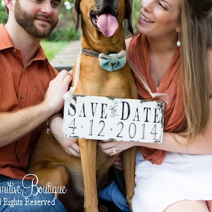 Placa rústica de reserva de data para o cão | Placa rústica de noivado | Adereços fotográficos para cães | Placa rústica de madeira para casamento | Placa personalizada de reserva de data