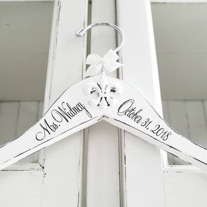 Bruidshanger met Fleur de Lis Motief | Trouwjurk Hanger | Houten Bruidsjurk Hanger | Gepersonaliseerde Trouwhanger | Rustieke bruidshanger