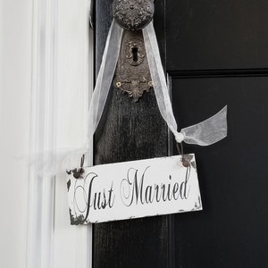 Placa rústica "Recém-Casados" | Placa de casamento dupla face | Placa de porta para lua de mel | Decoração de casamento em marfim envelhecido