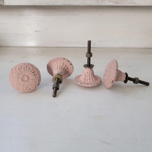 Juego exclusivo de 4 pomos de cajón de hierro fundido rosa, tiradores de armario estilo shabby chic ornamentados, descatalogados, en perfecto estado, nuevos, con tornillos.