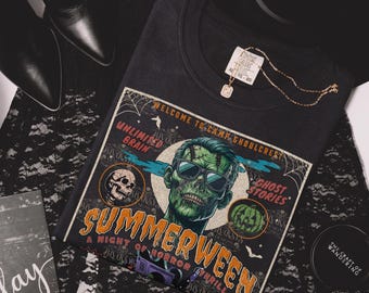Summerween Zombie Póster de película de terror de los 80 Slasher Campamento de verano Camiseta Colores cómodos Idea de regalo para cesta de Boo Terror folclórico Blvcksysdesigns