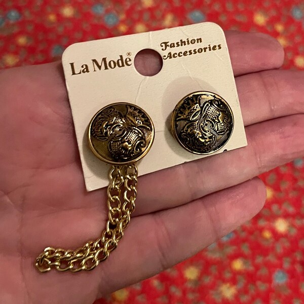 Vintage Cloak Cape Fastener, 2 metal shank buttons with attached chain, La Mode, antique gold tone detailed design, 3/4" buttons, 3" chain