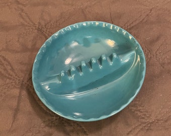 Vintage Ashtray, turquoise plastic, Anholt Ashtray 6, divided round, 5 slots for cigarettes, paintbrushes, pencils, rippled / scalloped edge