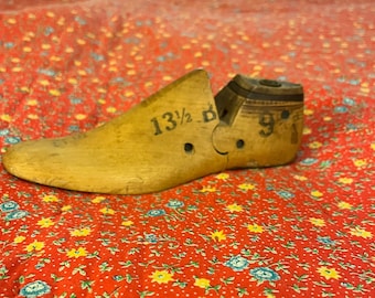 Vintage Musebeck Wooden Shoe Form / Cobbler's Mold -- child size 13-1/2 B shoe tree w/ metal heel, 2-5/8" wide X 8" long