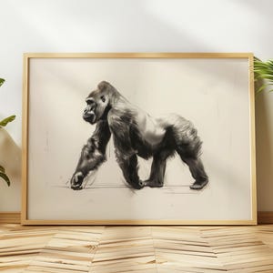 以下が含まれることがあります： 明るい木製の額縁に入った、歩いているゴリラの白黒の絵です。