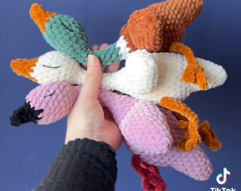 Peluche Amigurumi all'uncinetto con uccellino che dorme