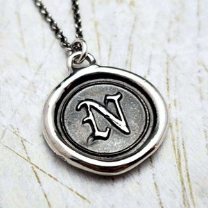 Carta N Collar - Plata esterlina Monogram Wax Seal Colgante Collar - Cera sello joyería Carta Colgante inicial de Ciruela y Posey