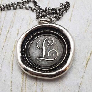 Collar con colgante con sello de cera y monograma de plata esterlina con inicial L - Joyería con sello de cera - Colgante con inicial de letra L de Plum and Posey