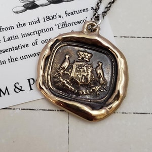 Hawks Crest - Bloom Forth - Lateinisches Motto - Effloresco - Hawk Halskette in Bronze - 452B