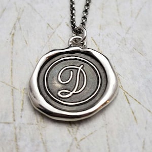 Initiale D - Collier pendentif sceau de cire monogramme en argent sterling - Sceau de cire bijoux lettre initiale pendentif de Plum and Posey