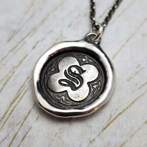 Buchstabe S Anhänger - Sterling Silber Monogramm Wachs Siegel Anhänger Halskette - Wachssiegel Schmuck Anfangsbuchstabe Anhänger aus Pflaume und Posey