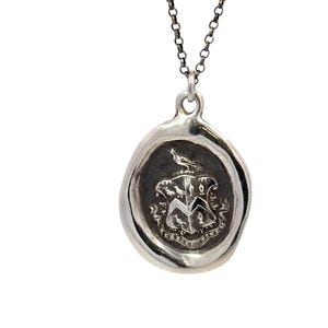 Considera el final: colgante de sello de cera de halcón y vencejo plateado, joyería con lema latino, regalo de pájaro, dije de perspectiva, collar de estilo antiguo
