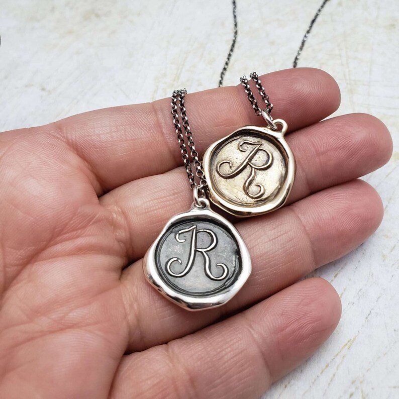 Initial R Bronze Monogram Wax Seal Pendentif Collier Cire sceau Bijoux Lettre Pendentif initial de prune et Posey image 5