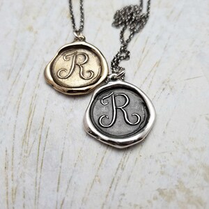 Initial R Bronze Monogram Wax Seal Pendentif Collier Cire sceau Bijoux Lettre Pendentif initial de prune et Posey image 3