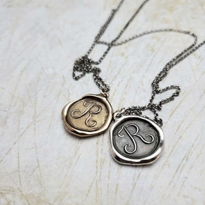 Initial R Bronze Monogram Wax Seal Pendentif Collier Cire sceau Bijoux Lettre Pendentif initial de prune et Posey image 4