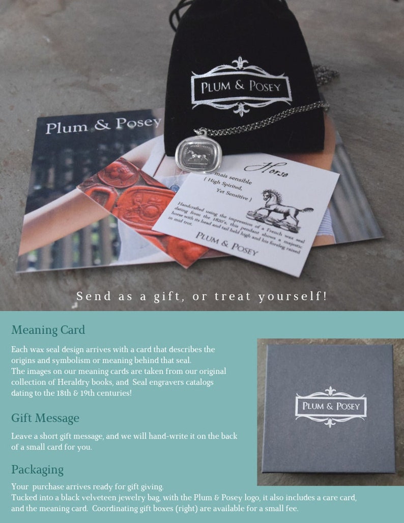 Puede incluir: Un colgante de sello de cera plateado con un dise&ntilde;o de caballo, empaquetado en una bolsa de terciopelo negro con el logotipo de Plum & Posey. El colgante viene con una tarjeta que describe los or&iacute;genes y el simbolismo del dise&ntilde;o. La tarjeta incluye el texto "mais sensible (High Spirited. Yet Sensitive)".