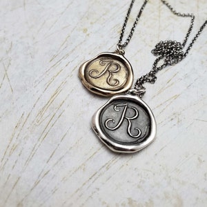 Initial R Bronze Monogram Wax Seal Pendentif Collier Cire sceau Bijoux Lettre Pendentif initial de prune et Posey image 10