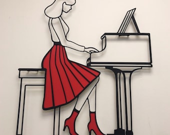 Arte mural de metal con una pianista colorida: decoración musical hecha a mano
