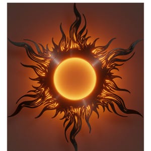 Può includere: Un'opera d'arte decorativa da parete a forma di sole. Il sole ha un centro circolare arancione brillante, circondato da raggi scuri a forma di fiamma. Il design è simmetrico, creando un'atmosfera calda e accogliente.