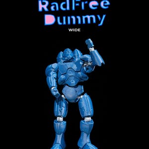 Pode incluir: Figura de ação de robô azul com juntas articuladas, em fundo preto. A figura apresenta detalhes mecânicos e levanta um braço. O texto "RadFree Dummy" é exibido acima da figura.