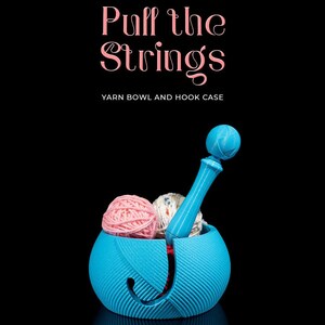 Può includere: Scodella per lana e custodia per uncinetto blu con un gomitolo di lana rosa e bianco all'interno. La scodella ha un porta-uncinetto integrato e una scanalatura per far passare la lana. Il testo "Pull the Strings Yarn Bowl and Hook Case" è visualizzato sopra l'immagine.