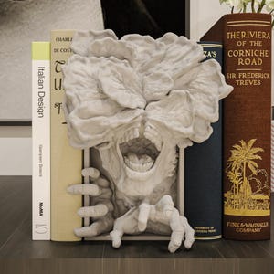 Clicker Book Nook – Horror Monster Bookshelf Insert – 3D Printed Shelf Diorama – Scary Decor for Gamers & Horror Fans