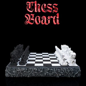 Könnte beinhalten: Ein schwarz-weißes Schachspiel mit dämonischen Figuren auf einem schwarz-weißen Schachbrett mit einem Schädel-basierten Sockel. Das Schachbrett ist mit "DEMONIC Chess Board" in Rot beschriftet.