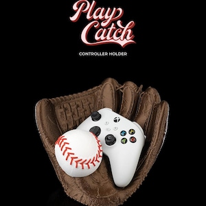 Peut inclure: Un gant de baseball marron avec une manette de jeu vidéo blanche et une balle de baseball blanche à l'intérieur. Le gant est un support pour une manette de jeu vidéo. Le texte "Play Catch" est écrit en rouge au-dessus du gant. Le texte "Controller Holder" est écrit en noir sous le gant.