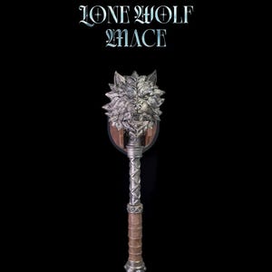Op de afbeelding: Een zilveren wolfskop-knots met een bruine leren greep. De knots is gemonteerd op een houten plaat met de woorden "Lone Wolf Mace" erboven.