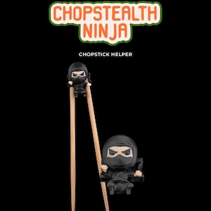 Puede incluir: Ayudante de palillos con una figura de ninja negra sujetando los palillos. El texto "ChopStealth Ninja" y "Chopstick Helper" está impreso en la imagen.