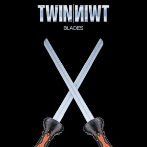 Op de afbeelding: Twee zilveren zwaarden met zwarte en oranje handvatten zijn in een X-vorm gekruist. De zwaarden zijn gelabeld "Twin|IiwT Blades".