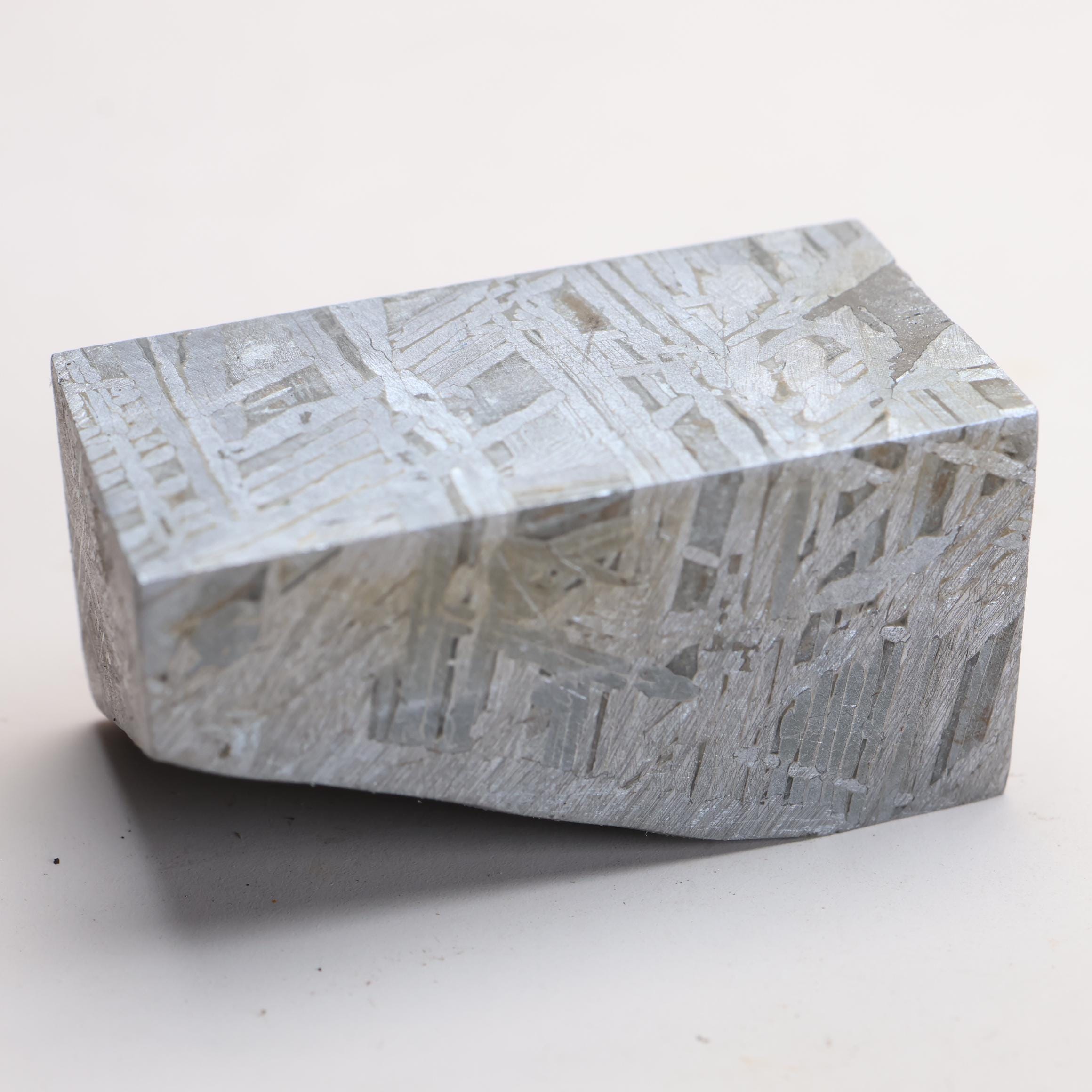 124g ムオニオナルスタ鉄隕石標本: 天然ウェステンデン パターン