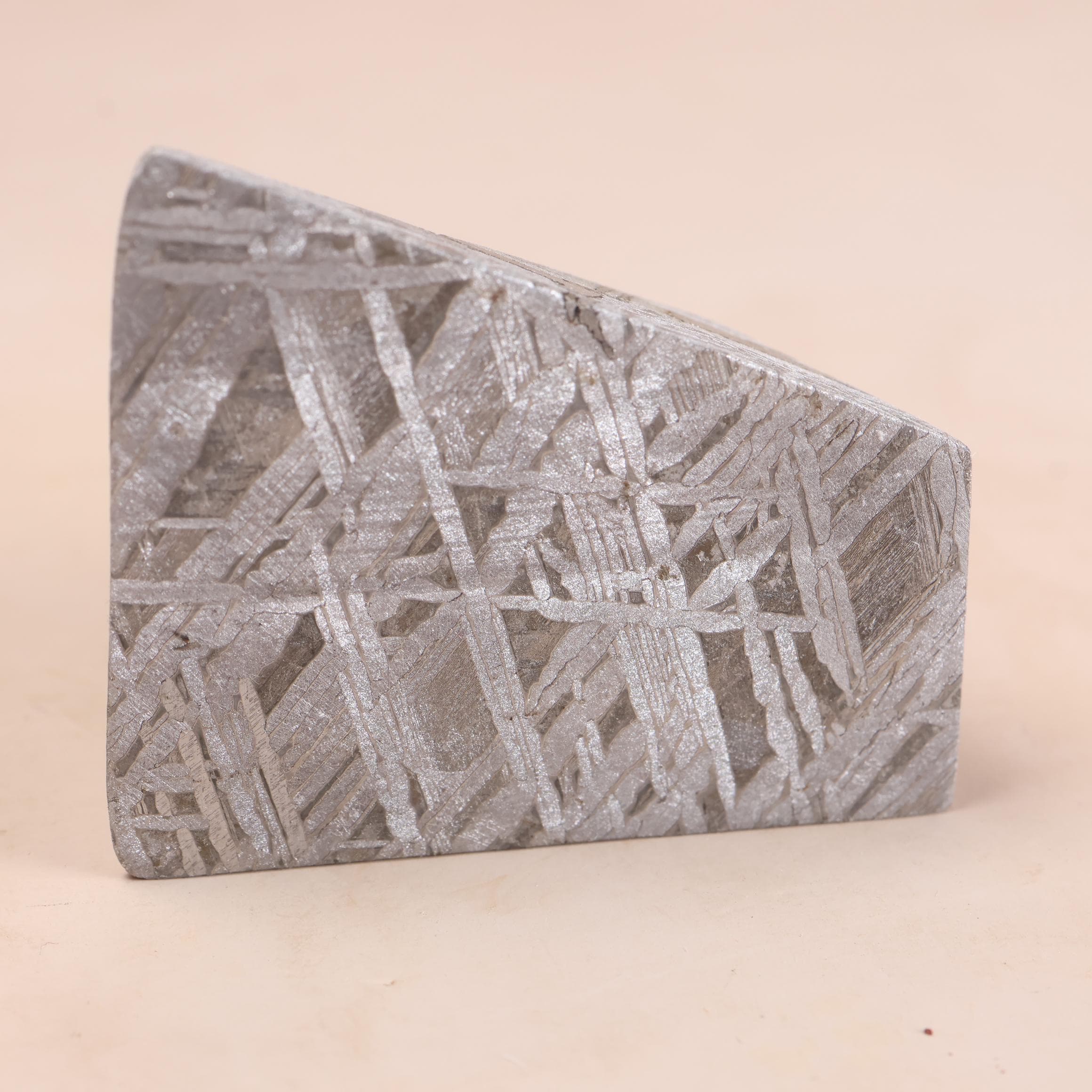 83g ムオニオナルスタ鉄隕石標本: 天然ウェステンデン パターン KC1573