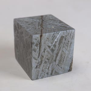 119g ムオニオナルスタ鉄隕石標本: 天然ウェステンデン パターン