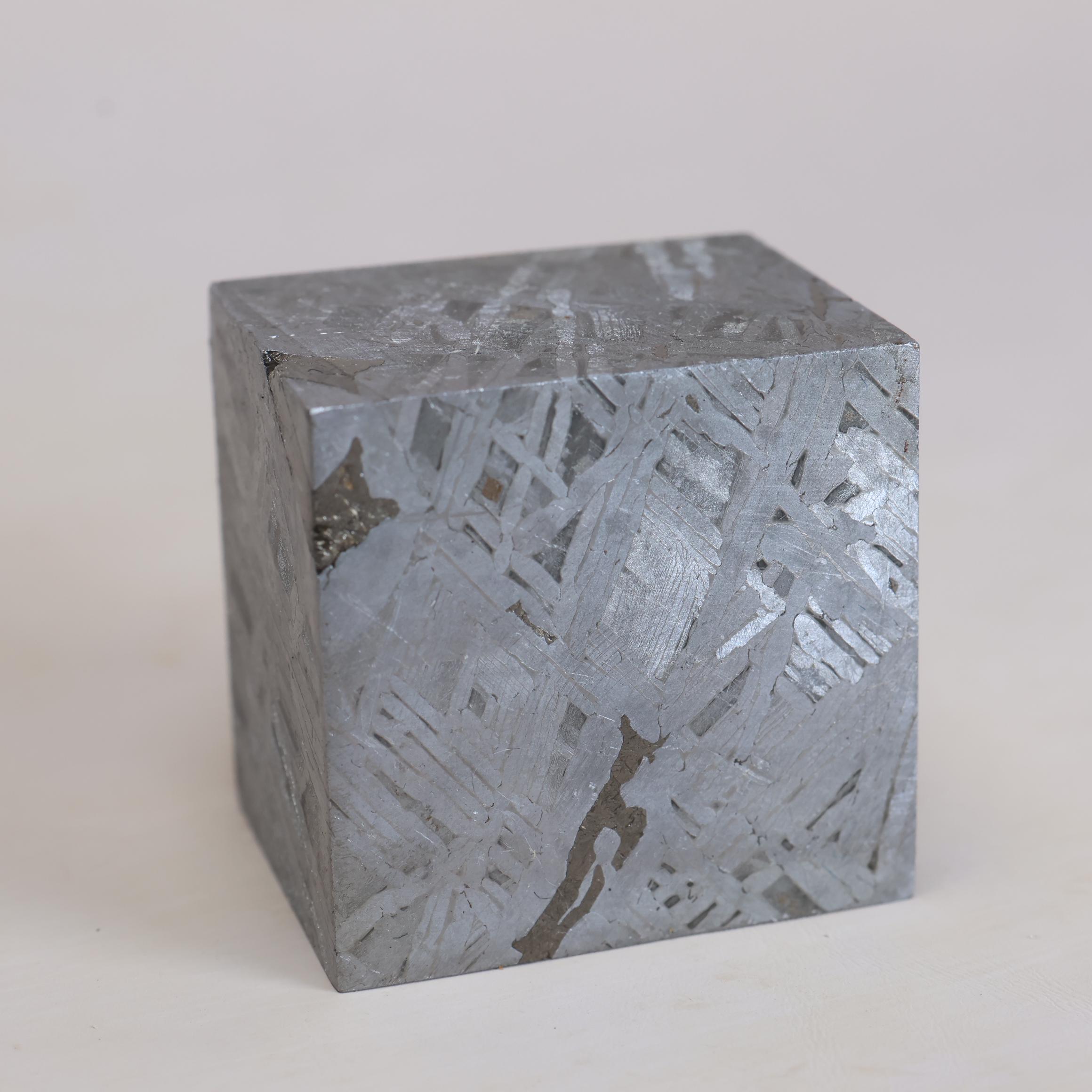 119g ムオニオナルスタ鉄隕石標本: 天然ウェステンデン パターン