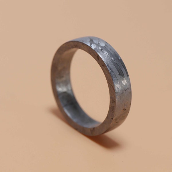 Unieke, natuurlijke meteoriet gesneden ring, meteoriet trouwring, Valentijnsdag cadeau, minimalistische ring voor mannen en vrouwen, Ondersteuning van maatwerk