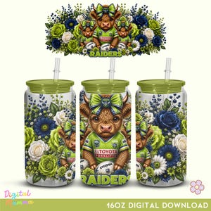 Könnte beinhalten: Drei 16oz digitale Download-Becher mit grünen Deckeln und Strohhalmen. Jeder Becher zeigt eine braune Kuh, die ein grün-weißes Trikot mit dem Text "RAIDERS" trägt. Die Becher sind mit blauen, grünen und weißen Blumen verziert.