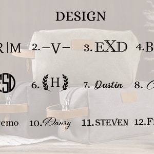以下が含まれることがあります： 異なるデザインの化粧ポーチが12個あります。ポーチは薄いグレーの生地でできており、茶色の革の縁取りが施されています。デザインにはイニシャル、名前、イニシャルが入ったリースなどがあります。画像の上部には「DESIGN」というテキストがあります。