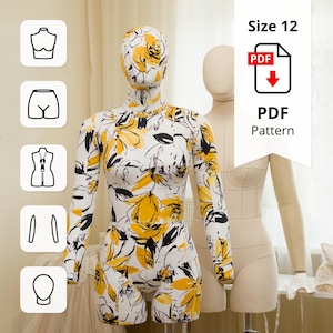 Può includere: Una copertura per manichino a corpo intero in tessuto bianco con stampa floreale gialla e nera. La copertura include una parte per la testa abbinata e maniche lunghe. Un banner verticale mostra il testo Size 12 e PDF Pattern con un'icona.