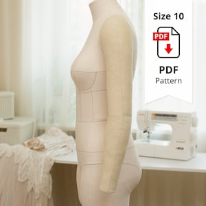 Könnte beinhalten: Eine beige Schneiderpuppe mit angenähtem Ärmel, markiert mit schwarzen Linien. Die Puppe ist mit "Size 10" beschriftet, mit einem PDF-Muster-Symbol und den Worten "PDF Pattern". Im Hintergrund ist eine Nähmaschine zu sehen.