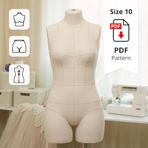 以下が含まれることがあります： サイズ10のラベルとPDFパターンアイコンが付いたベージュのドレスフォーム。フォームには、衣服の構造を示すマークが付いています。背景にはミシンが見えます。左側には、衣服のパーツの3つのアイコンがあります。