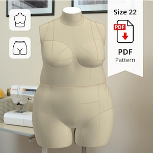 Pode incluir: Um manequim bege, tamanho 22, com um ícone de padrão PDF. O manequim é moldado para busto e quadris, marcado com linhas de grade. Uma máquina de costura é visível no fundo.
