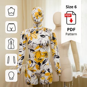 Puede incluir: Un maniquí de costura talla 6 cubierto con tela blanca con un estampado floral amarillo. El maniquí es un maniquí de cuerpo entero con mangas largas. Un segundo maniquí liso está en el fondo. La imagen incluye un icono de patrón PDF.